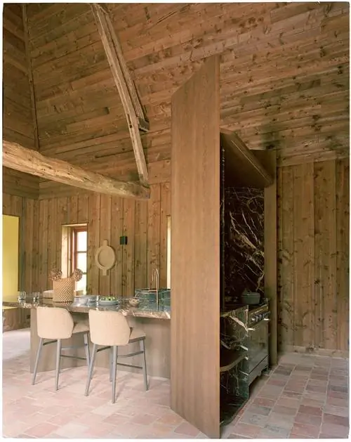 кухня, отделенная деревянными панелями, бревенчатый домик Christophe Delcourt