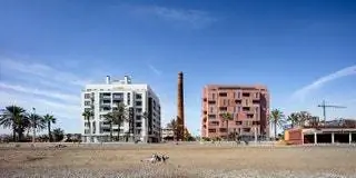 Он расположен на берегу моря в Малаге, в здании, возвышающемся на берегу моря рядом с одним из многочисленных…