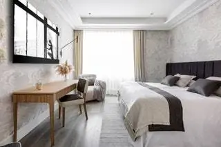 В гостевой спальне цветовая палитра сведена к гамме серых и белых тонов, контрастирующих с теплым…