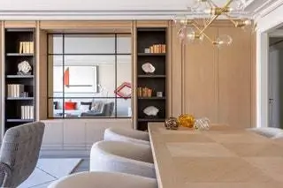 Из Zinc Arquitectos им было ясно, что им нужно упорядочить потолочные молдинги и переднюю часть…