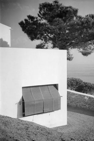 Эта фотография была сделана Франсеском Катала Рока. Речь идет о Casa Ugalde в Caldes d'Estrac Barcelona, который был…