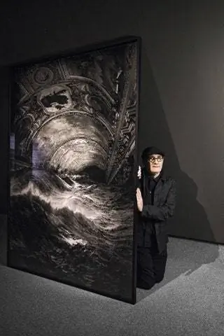 Пабло Геновс рядом с одной из сделанных им фотографий