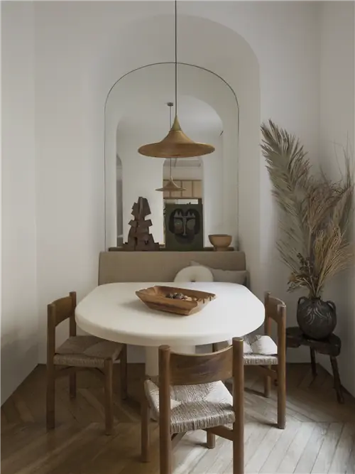 Столовая и ее арочный альков. Вокруг стола из вощеного бетона от Эммануэль Симон Мрибель стулья от…