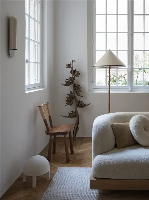 Расположенная на уровне сада, квартира выходит на улицу со всех сторон. Вокруг дивана из матового дуба и ткани…