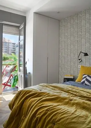 Черно-белые шевронные обои повторяются на кухне и в спальне Черно-белые шевронные обои повторяются на кухне и в спальне