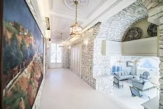 художественные колонны в прихожей