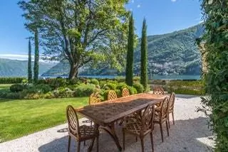 садовый стол стулья дерево растения озеро гора