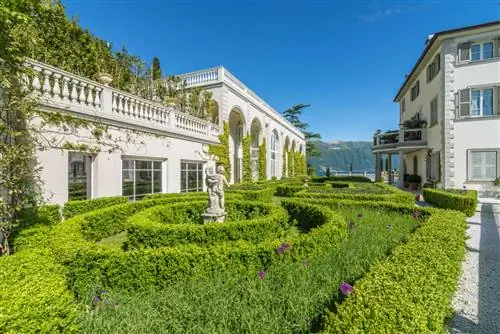 Эту виллу, расположенную на берегу озера Комо, окружают ухоженные сады.nbsp