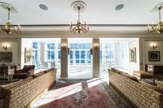 ковер на окно гостиной