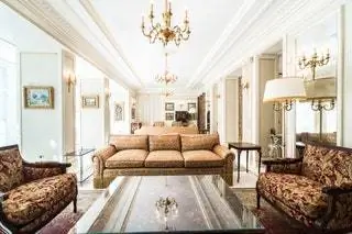 Диваны люстры стеклянный стол произведения искусства