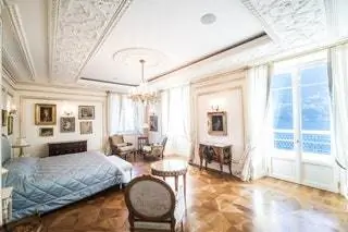 Спальня кровать балкон вид на парк кресла настольное искусство