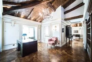 Паркетные полы присутствуют по всей вилле как элемент непрерывности между различными комнатами.nbsp