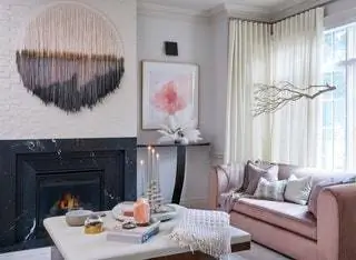 В рамках этого канадского проекта дизайнер интерьеров Стейси Коэн объединила различные материалы и текстуры в…