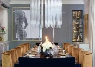 Столовая расположена на первом этаже дома