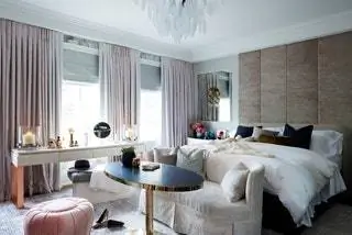 Главная спальня была спроектирована с несколькими углами, которые имеют разные функции