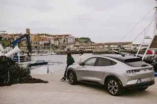 Ford Mustang MachE - идеальный компаньон для незабываемых поездок благодаря запасу хода до 610 км…