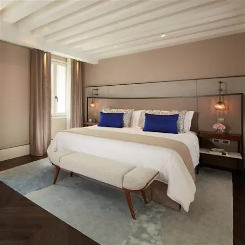 спальня со скамьей у изножья кровати