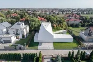 В его оригинальном дизайне минимализм сочетается с передовыми технологиями
