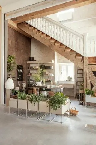 На верхних этажах расположены офисы Ferm LIVING, где дизайнеры создают новые коллекции