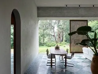 В столовой стол Elliot от Джейсона Миллера для De La Espada, стулья Thonet S 32 от Марселя Брейера для…