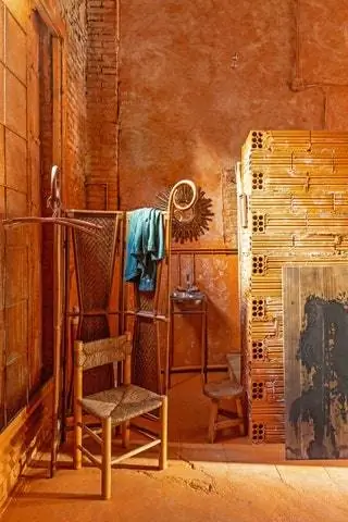 Популярный каталонский складной стул от антиквара в Брюсселе и полихромное зеркало 60-х годов у Армандо де Давида