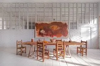 На столе со старинными мольбертами и дубовой ботихо Мигеля Мила, старинной керамики и Нурии…