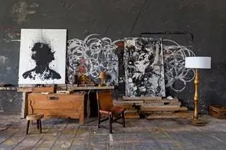 Старинный каталонский сундук из стула Riaza XIX века от Paco Muñoz Керамическая лампа из ротанга от Armando de David антикварная лепнина…