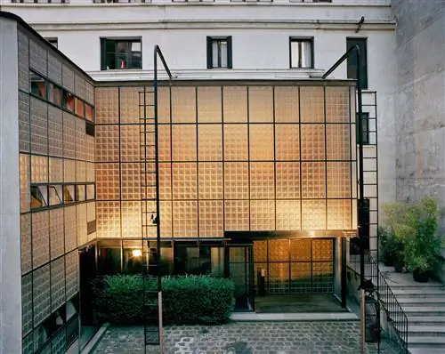 Среди курьезов Maison de Verre - тот факт, что именно здесь проходила реклама духов Opium от Ива Сена…