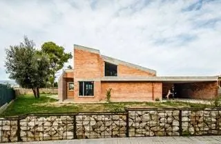 Открытый кирпич и бетон создают очень оригинальный внешний вид, как если бы он был незавершенным