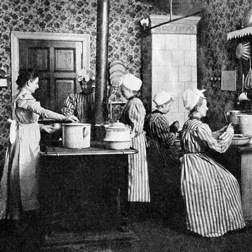 женщины на уроке домоводства