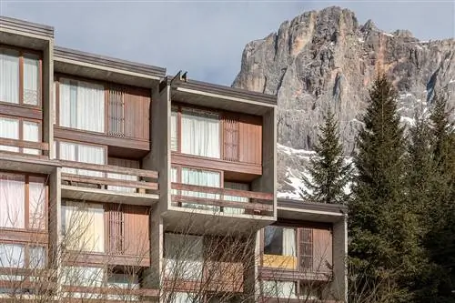 Резиденция Le Fontanelle в Сан-Мартино-ди-Кастроцца, городе в регионе Трентино, спроектированная Бруно Морассутти и…