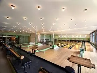 Окрещенный как Avondale Bowl, его ретро-стиль оказывает влияние на жителей американского города с момента его… Окрещенный как Avondale Bowl, его ретро-стиль оказывает влияние на жителей американского города с момента его…