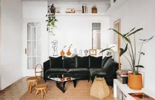 В гостиной диван от Conti Cert. с бархатом от Güell Lamadrid Berger и табуретами Meribel от Charlotte Perriand…
