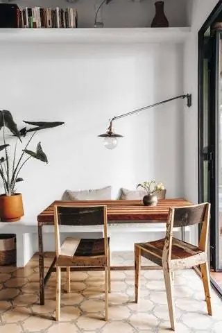 В обеденной зоне стол из железа и дерева от Coke, стулья от Piet Hein Eek из Room Service Design и лампа…