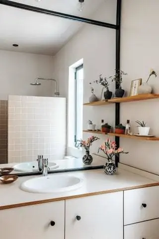 Ванная комната с мебелью на заказ от Owl Furniture и вазами, сделанными ею