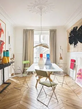 На столе Fred Brouard Goburam вазы Sottsass for Venini складные стулья Philippe Hiquily скульптура…