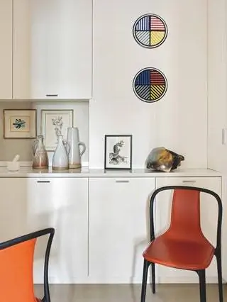 На кухне стулья Belleville от Bouroullecs for Vitra, посуда от Дональда Джадда и французская керамика 60-х годов