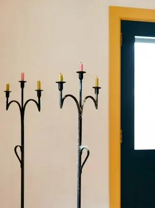 Эти старинные железные подсвечники были находкой владельца