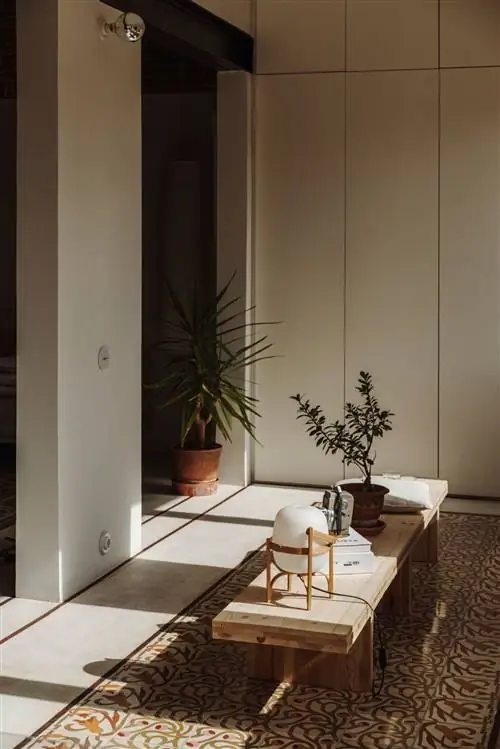 Скамейки и стол на крыльце от торговца антиквариатом в Плимуте, штат Массачусетс, под названием Village Braider