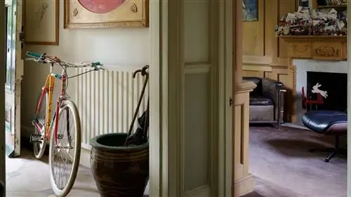 Велосипед у входа в дом