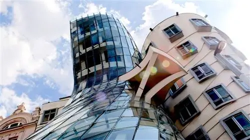 Фрагмент фасада здания Танцующего дома в Праге, спроектированного чешско-хорватским архитектором Владо Милуничем в…