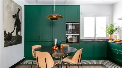 Это квартира в Мадриде в стиле COLOR BLOCK: ЗЕЛЕНАЯ кухня, СИНЯЯ ванная комната