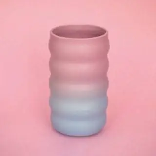 Графический дизайн, гифки из интернета и поделки смешаны в произведениях канадки Мэрилин Блейс. Хотя это аутентично…