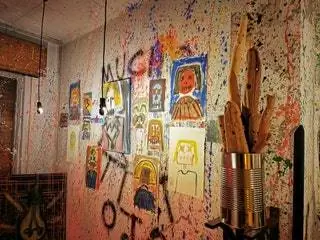 Наполовину разрушенные помещения, из стен которых выходят фрески с такими названиями, как «величие и малость», величие для…