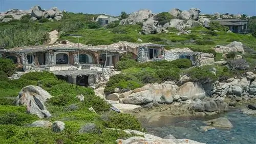 Вилла, замаскированная СКАЛАМИ и МОРЕМ