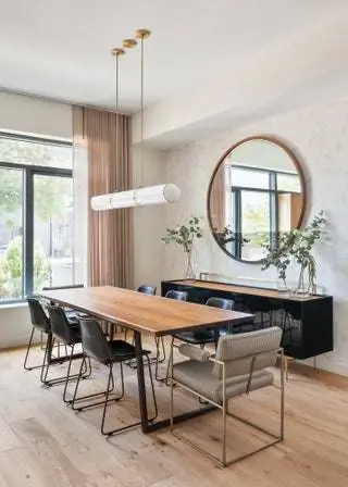Столовая была обставлена двумя стульями 1188 от Milo Bauhman из ткани от Maharam Fabrics и шестью стульями Giron от…