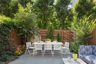 Во внутреннем дворике стулья от Janus et Cie и диван от Dedon