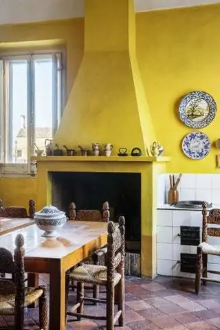 В желтой кухне старинные стулья из резной ели
