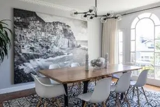 Ключевым элементом столовой, украшенной люстрой Pottery Barn, является работа Кристофера Кеннеди