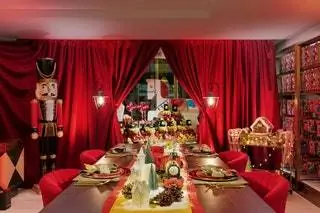 Ужин готов для семьи, которая обитает в знаменитом магазине игрушек в ночь на 21 декабря